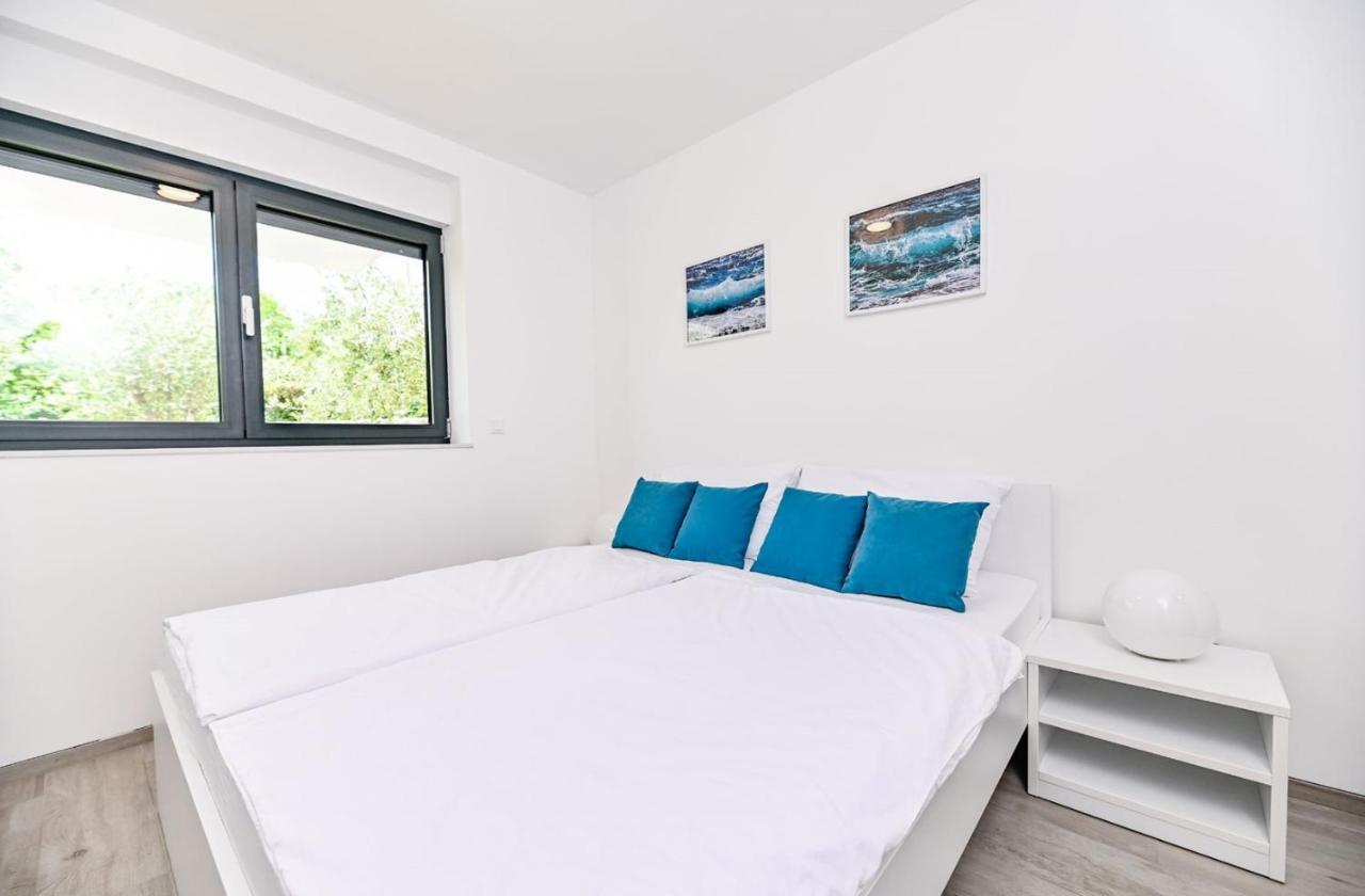 Apartment Flori With Sea View Malinska Exteriér fotografie