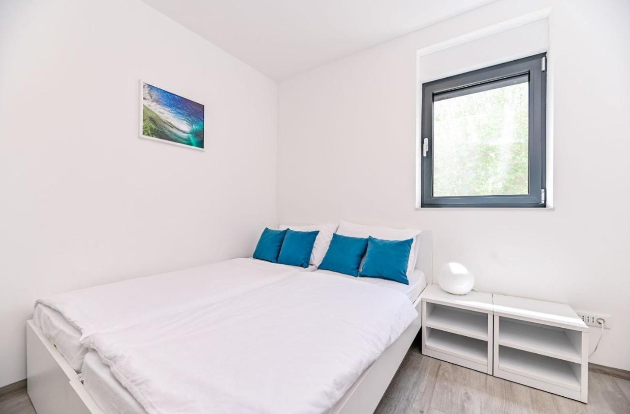 Apartment Flori With Sea View Malinska Exteriér fotografie